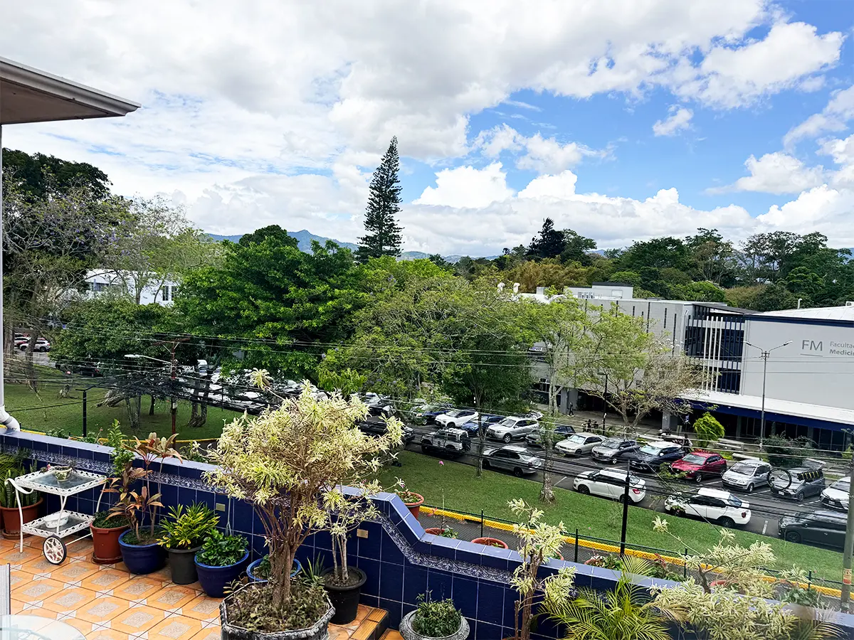 Mapa de ubicación del hotel frente a la UCR, con indicación de restaurantes, bancos y tiendas de conveniencia
accesibles a pie
