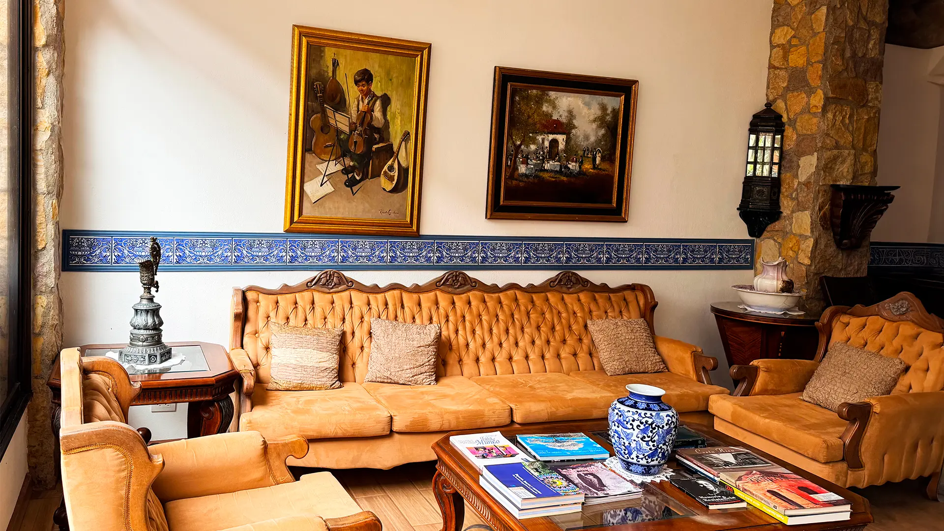 Main living area of Gran Casa Universitaria with natural light and classic furniture